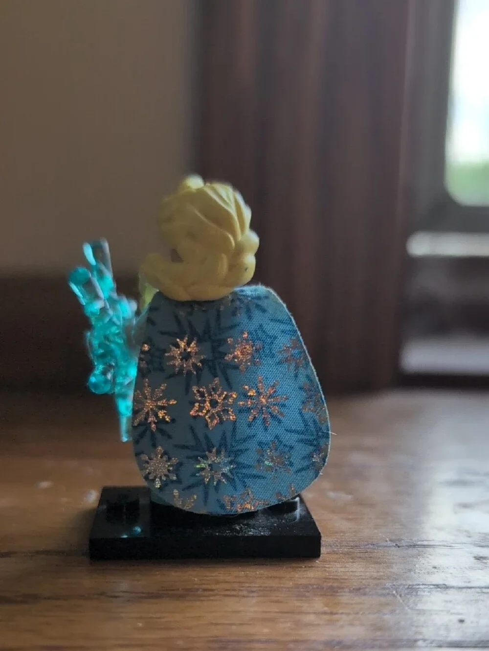 Lego Blue Elsa Minifigure with Translucent Aqua Accessories